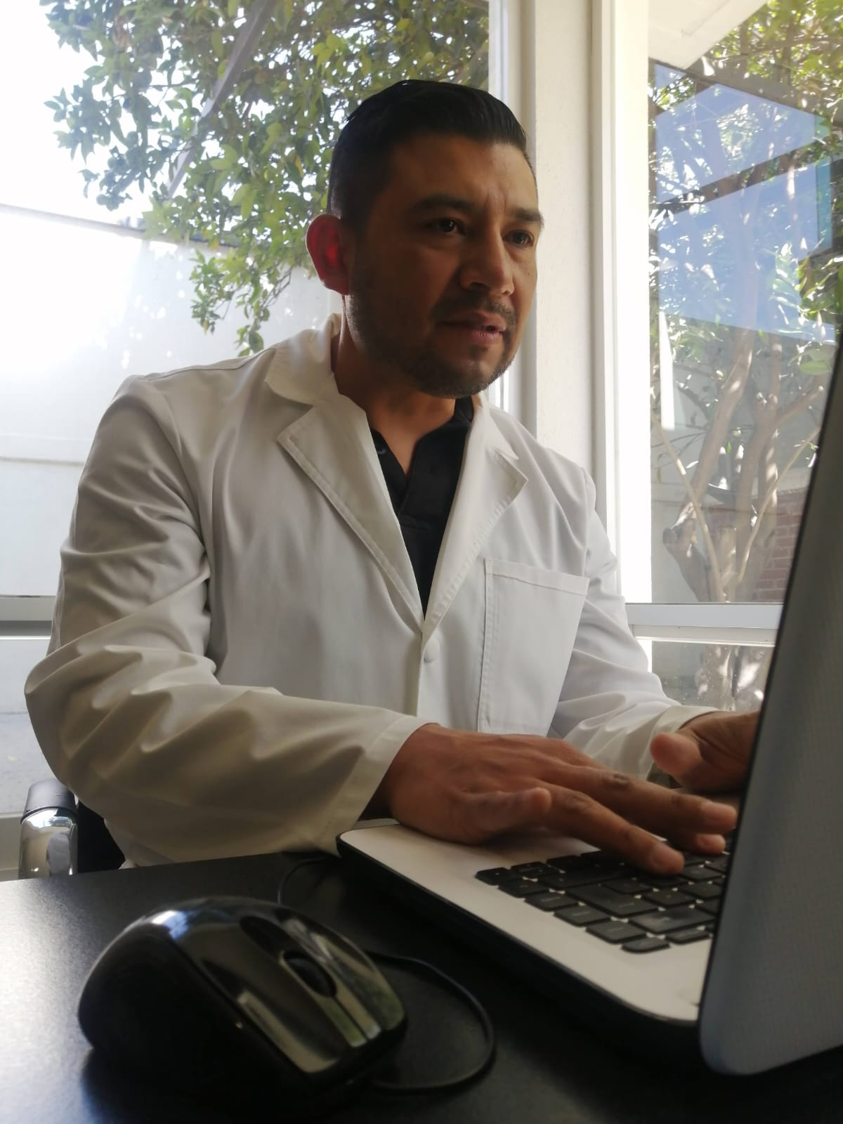 Doctor Roberto Herrera, especialista en otorrinolaringología